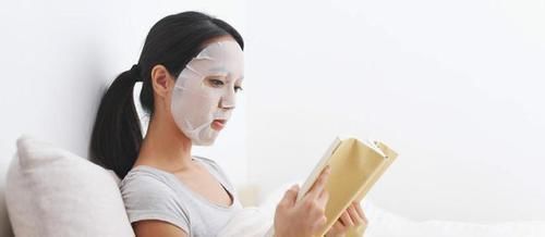 敷面膜时,那张塑料纸别扔了,很多女生都丢了,难怪皮肤越敷越干
