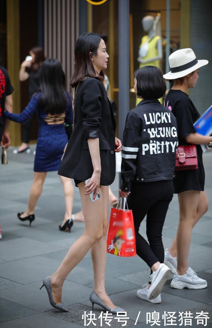 街拍:职业小西装美少妇,下身却是空空如也