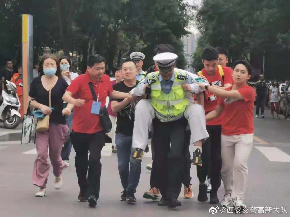 中考|考生赶考途中摔伤 民警为考生“保驾护航”