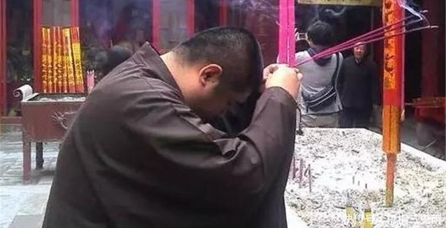 拜佛烧香时为什么只上3根?上香方式十分讲究,很少有人知道