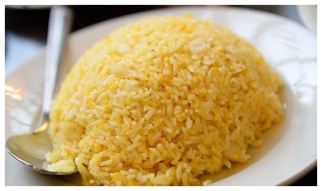 做蛋炒饭,不要先炒鸡蛋也不要先炒饭,跟我这样做,炒饭粒粒分明