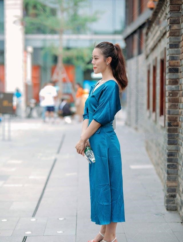 tips 不同的蓝色搭配出来,气质风格大不同,蓝色连衣裙选款分享给你!