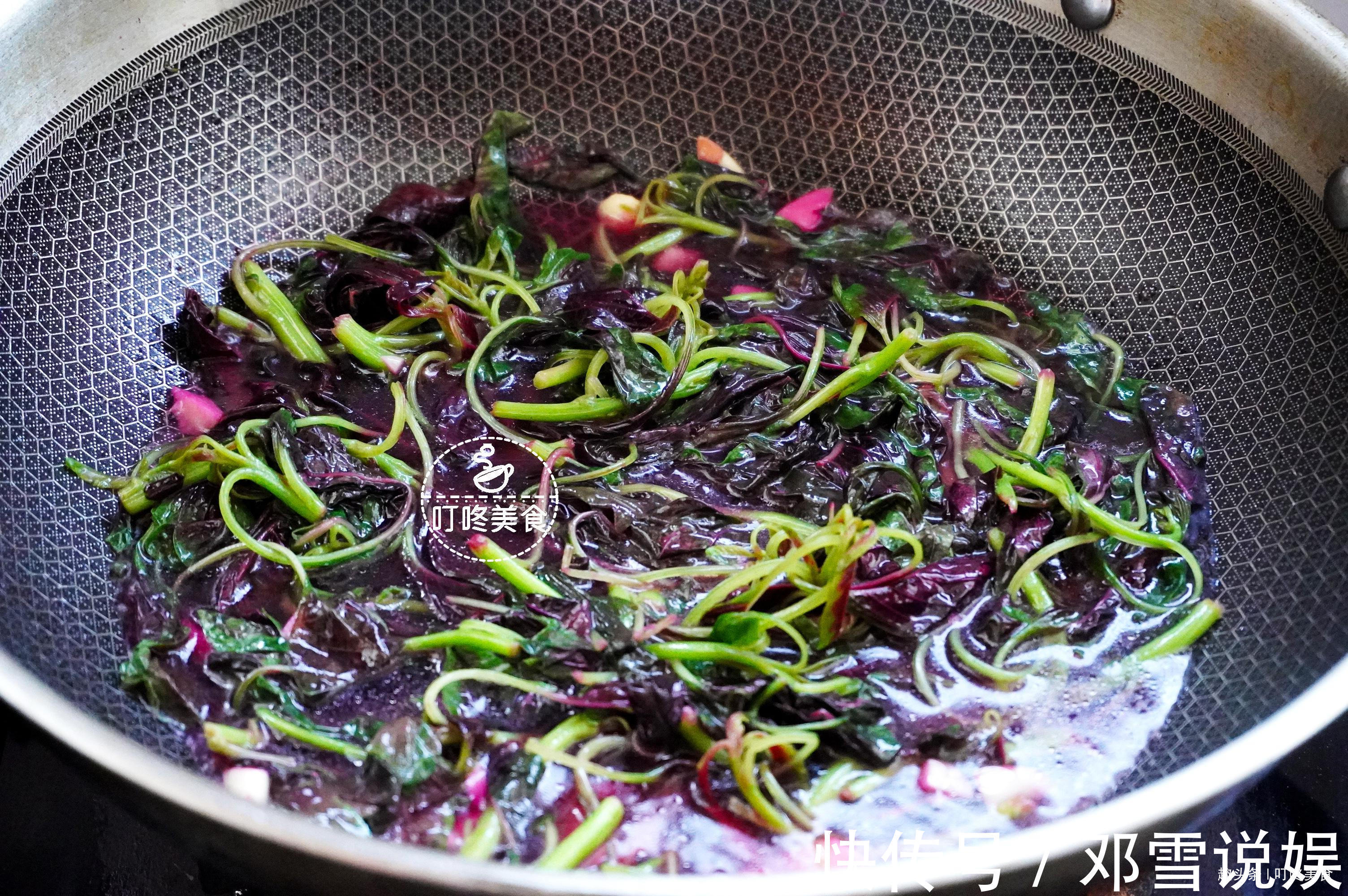 苋菜和皮蛋真是绝配，简单一炒太香了，每回上桌，几下就光盘