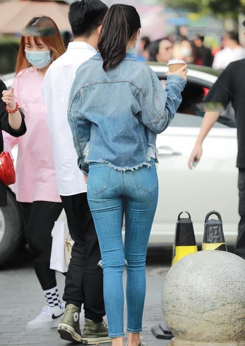 牛仔|牛仔外套搭配纯白色内搭，看起来清爽时尚，活力满满