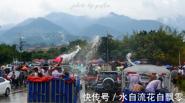 相机|傣族沷水节到底有多疯，卡车水桶水枪全上阵，相机都差点废了