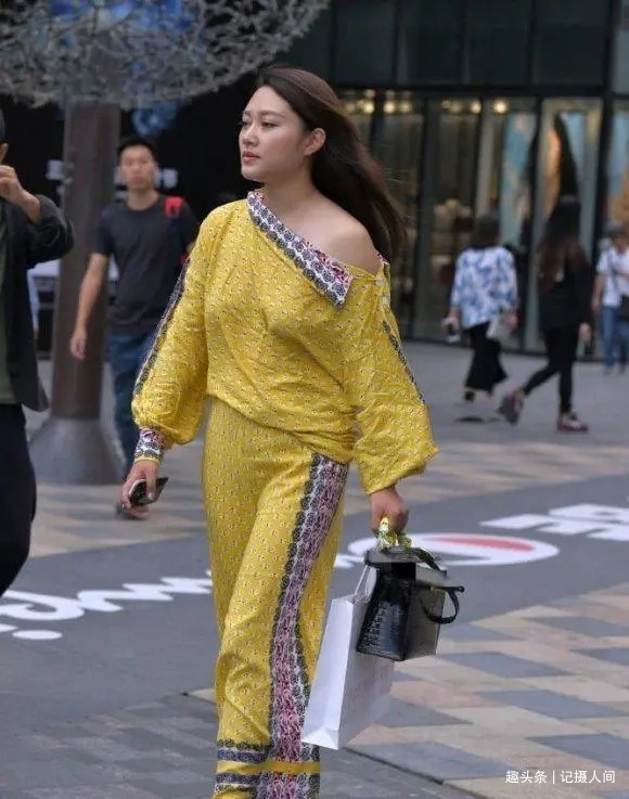 姜黄色|街拍偏爱个性穿搭的女生,姜黄色阔腿裤套装,美的时尚又洋气
