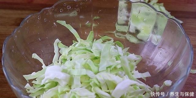 包菜|包菜最近火了,学会这个特色做法,不吃撑都停不下来,太馋人了
