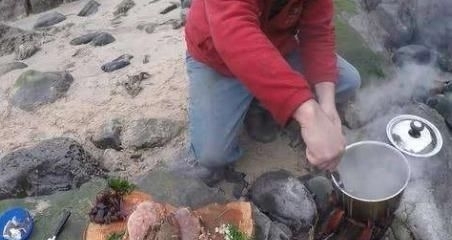 岩石|男子去海边，听到岩石旁有异响，去看以后赚大了！