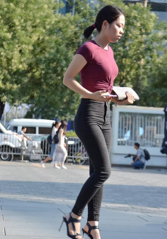 修身牛仔裤搭配细高跟凉鞋,姑娘的搭配很显身材