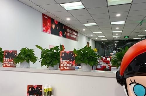 都很拼！伯遠(yuǎn)經(jīng)紀(jì)人結(jié)婚還在拉票，哇唧花式應(yīng)援口號好土