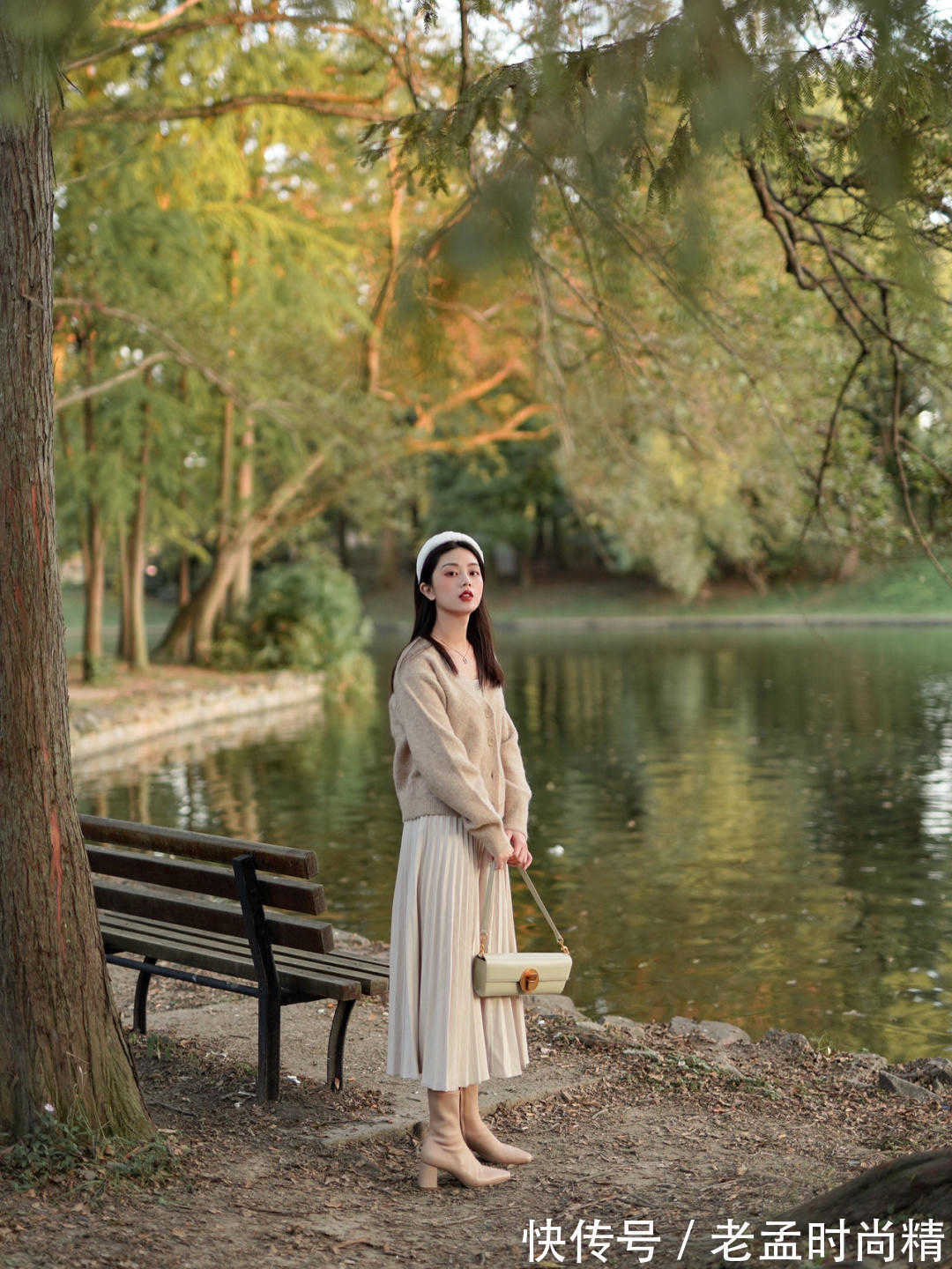 搭配|秋季不要瞎打扮,针织衫搭配百褶裙温柔优雅又保暖,美得高级