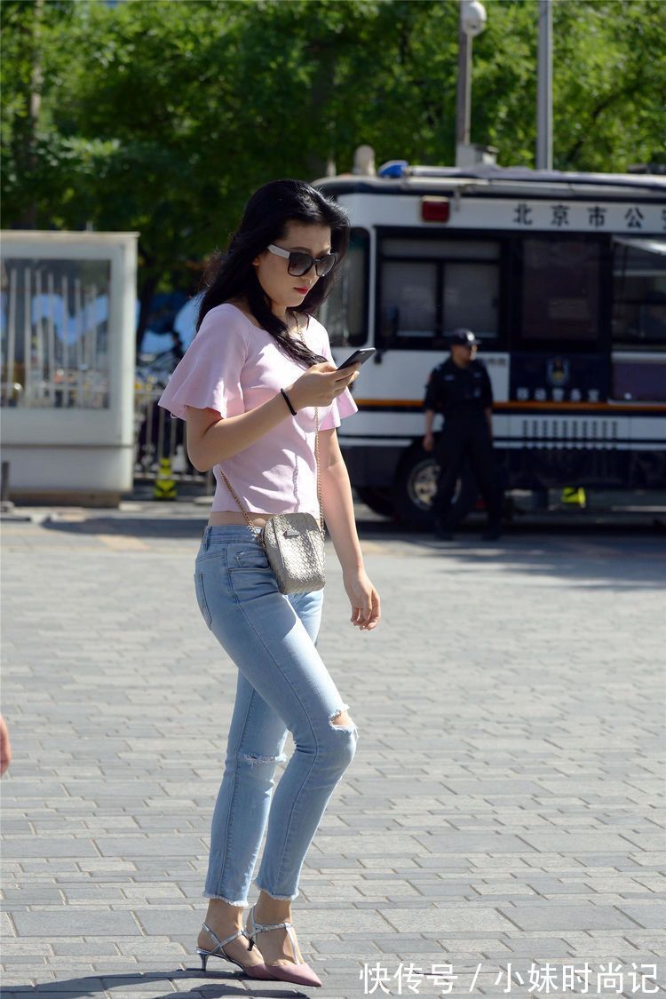 减龄 街拍:美女粉红的半袖,搭配一条中低腰的紧身牛仔裤,时尚又减龄