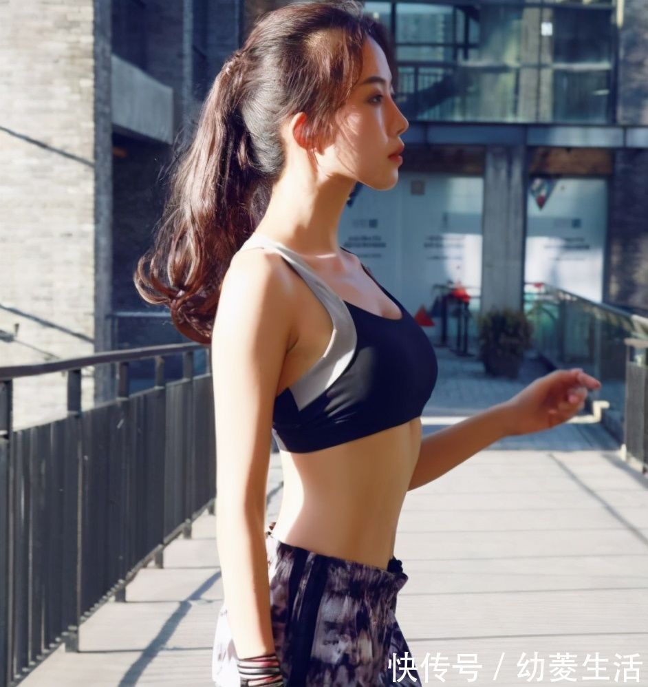 美女|街拍成熟性感的紧身打底裤美女，尽情展现优雅与时尚的魅力