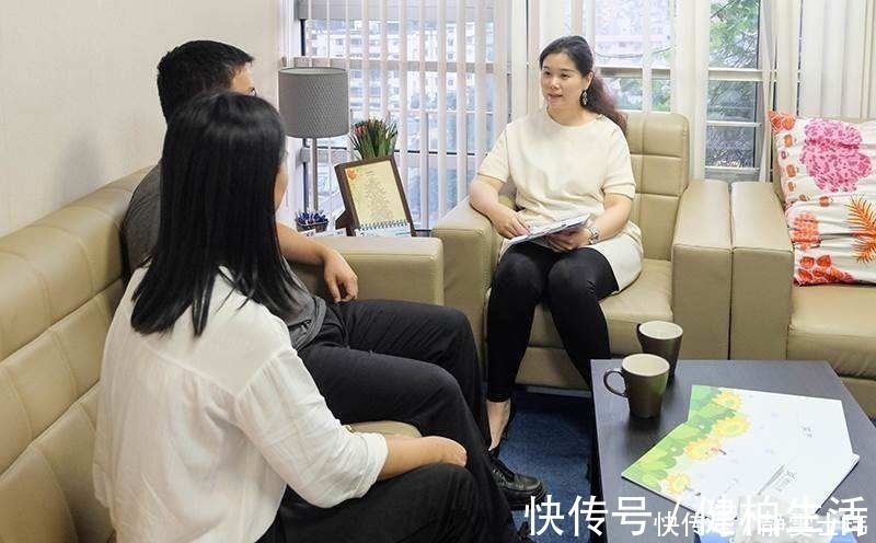 丝巾|相差20岁姐弟俩,一出门就这画面,妈妈看到忍不住笑了