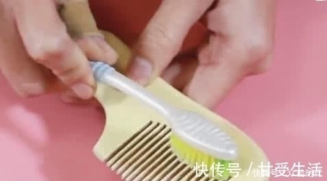 把牙膏涂抹在梳子上太实用了，我知道后告诉了身边的人
