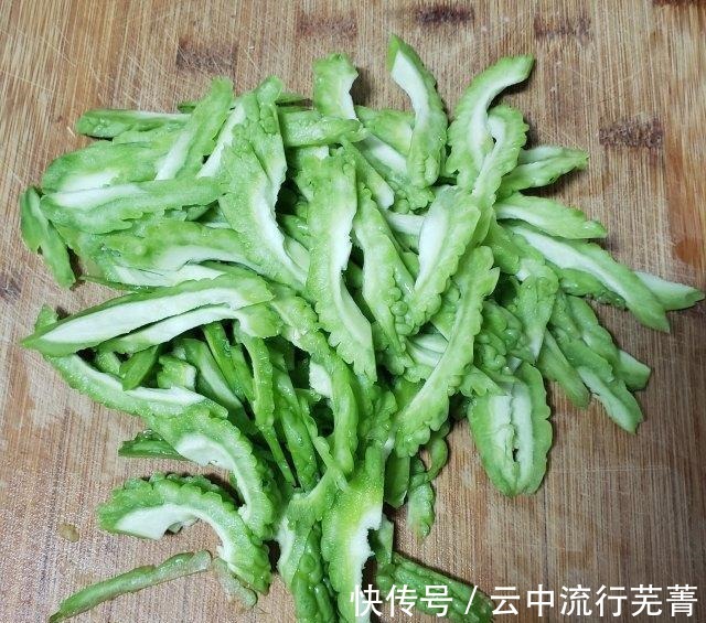 苦瓜|尖椒炒苦瓜，香辣可口，下饭菜！