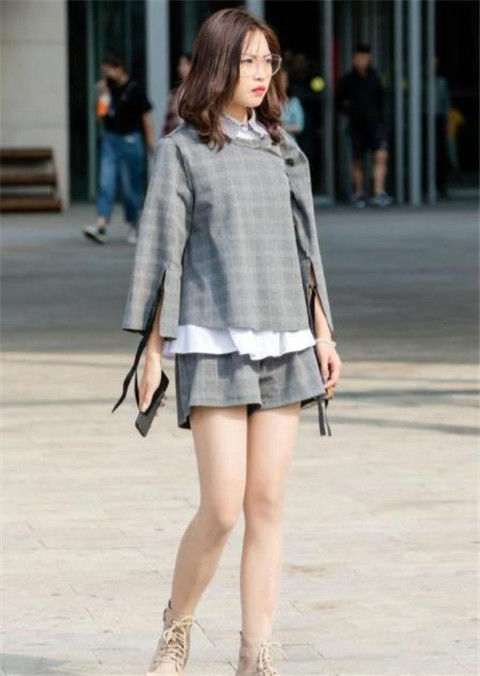 半身裙 笑容甜美的小姐姐,一件格子外套搭配半身裙,女神范十足