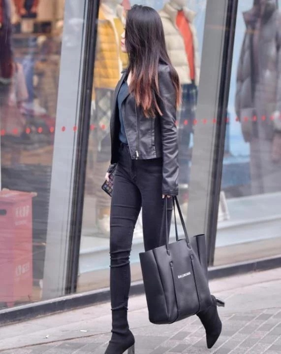 街拍:身材纤细的美女,卫衣配短裙,展现出青春靓丽气息