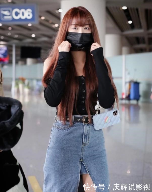 孔雪兒太膽大,牛仔半裙開到大腿盡頭,為了紅真是拼了!