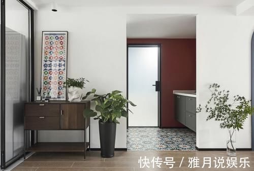 玄关|她把客厅一分为二，家里多间房，再把电视请出家，生活简单又幸福