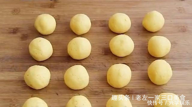 南瓜饼最好吃的做法,外酥里嫩,做法简单,出锅后全家抢着吃,香