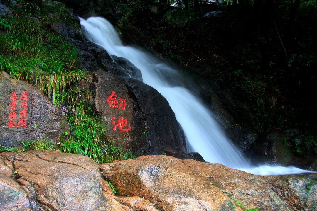 落日余晖|莫干山竹林野趣里4家高颜值网红民宿,露天假山温泉池丨南方民宿