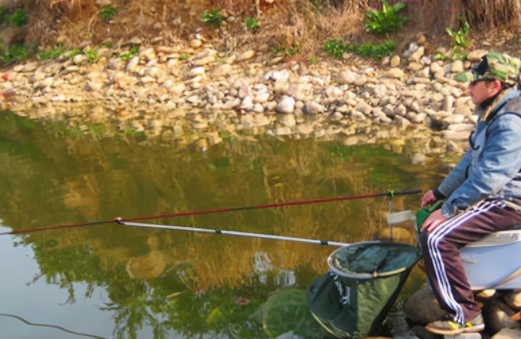 老渔翁建议,野钓别带蚯蚓,超市有一妙物,百钓百中不是事真妙