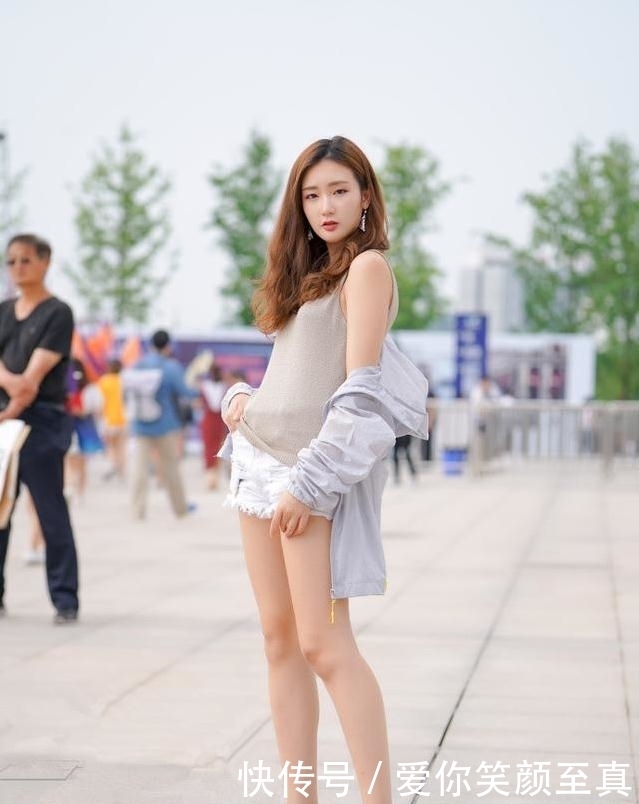 小美女|街拍:小美女纯真娇美肤白貌美,女人味十足!