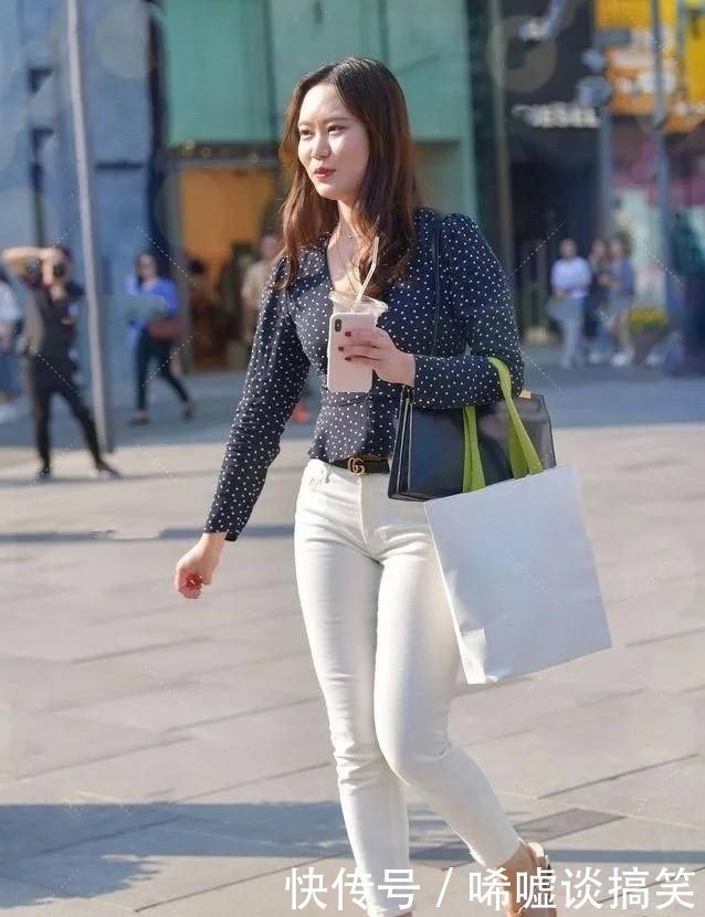 街拍:白色和黑色衣服永远都是最容易搭配的衣服