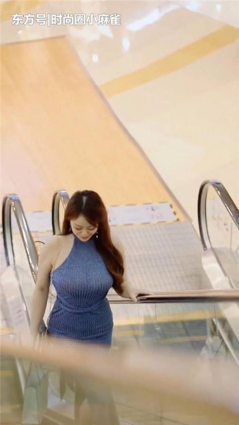 街拍玲珑曼妙的小姐姐，搭配连衣裙，穿出时尚效果