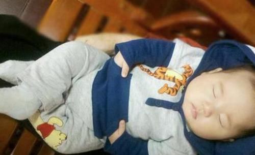 “放飞自我式”睡姿火了，妈妈掀开宝宝被子后笑喷嫦娥奔月