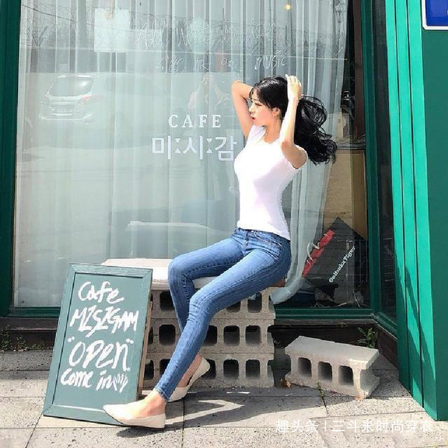 百搭 紧身牛仔裤小姐姐,时尚百搭曲线玲珑,展现自信迷人小蛮腰!