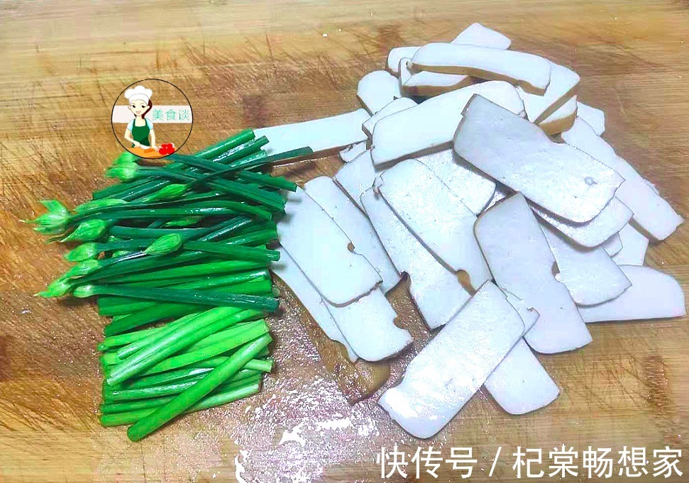 吃法|春天,此两样素菜一起炒,不放肉也很香,儿子爱吃,春天吃特营养