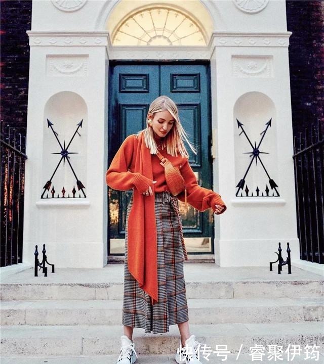 同色系|入冬别再用毛衣配大衣了,今年流行3条裙子,时髦又洋气