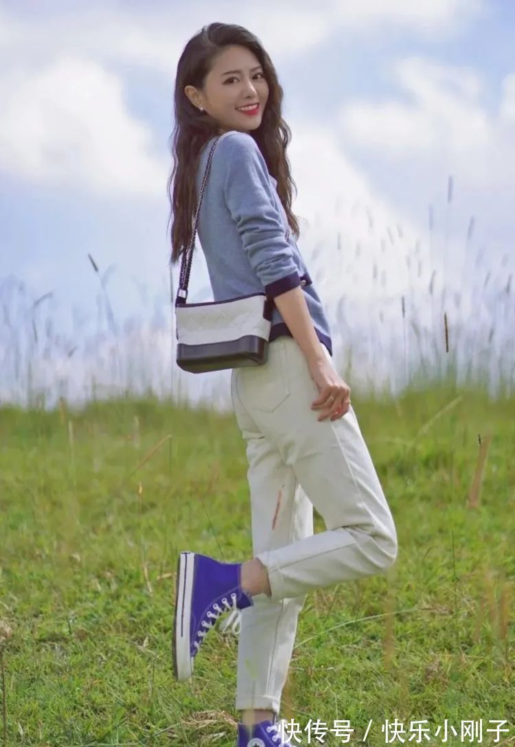 搭配 针织衫搭配直筒牛仔裤,浅蓝深蓝的搭配很高级,针织衫显瘦不少!