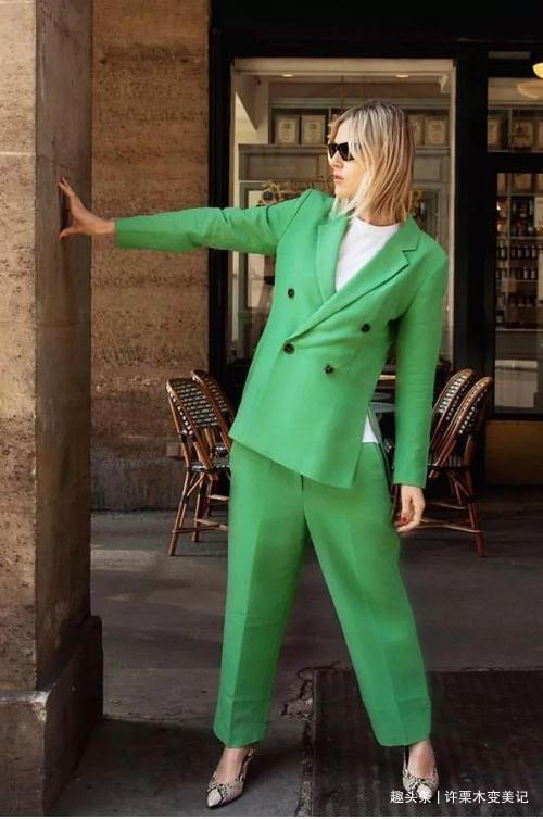 女人过了45岁，这4种“颜色”要少穿，显得没气色，还很掉价