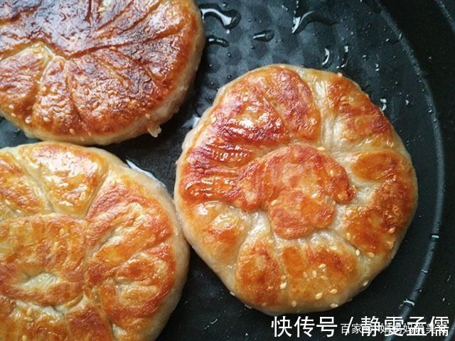 一块鸡胸肉几张手抓饼,腌制好烙一烙,皮薄如纸馅鲜香,简单好吃