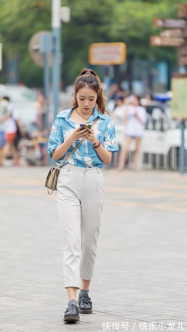 上衣 一字肩上衣搭配黑色裙子,清新时尚,展现知性优雅的女人味