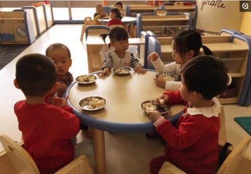 表扬|孩子总说幼儿园饭菜很香,每次吃两碗,看到照片后妈妈难以置信