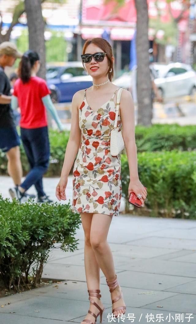 造型 连衣裙的多种风格搭配,增加造型层次感,展示身材