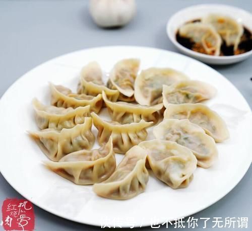 表皮|饺子莫要煮着吃,换个方法表皮透明吃着更筋道,保证不破皮更好吃