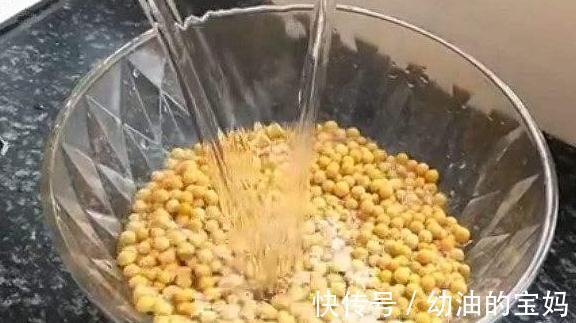 初冬养花，盆中浇3种营养液，花开又大又艳，叶油亮土疏松