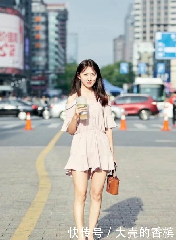 妹子|街拍:苗条长腿美丽的妹子,身材有型逛街这么搭配也好看!