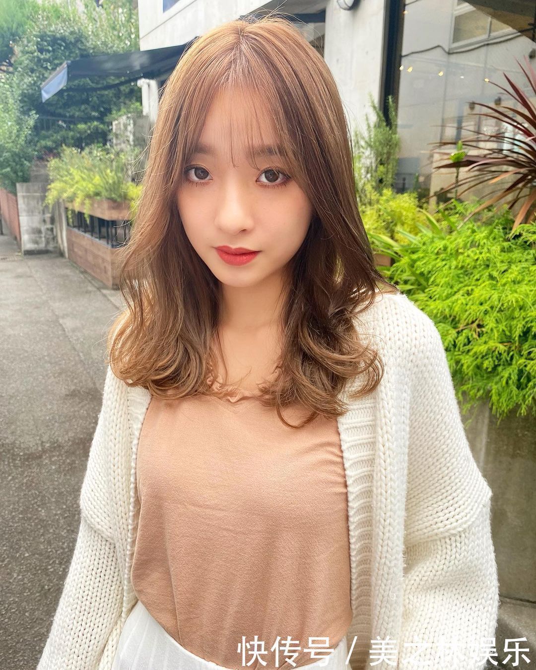 发型 秋冬女发别乱剪了，新时尚发型27款送给大家，无论长短都心动