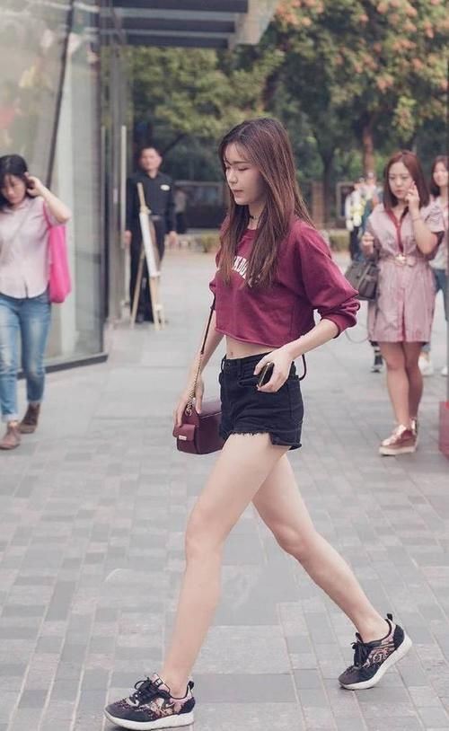 露脐长袖+牛仔短裤，让街头美女更惊艳，性感又高雅