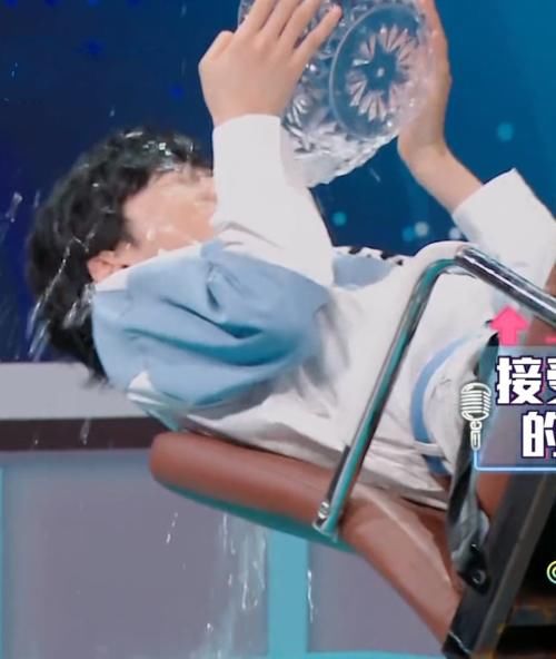 同是遭惩罚,关晓彤宋亚轩被泼水时,看两人照顾待遇,家族地位一目了然