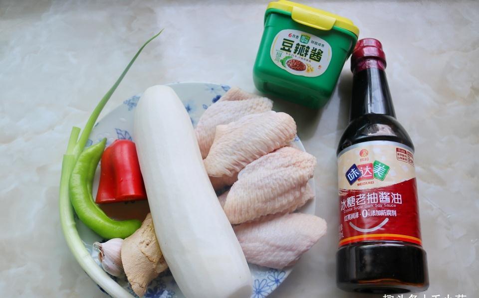 天气转冷,别忘了吃秋天第一菜,炖鸡翅营养美味,贴秋膘首选