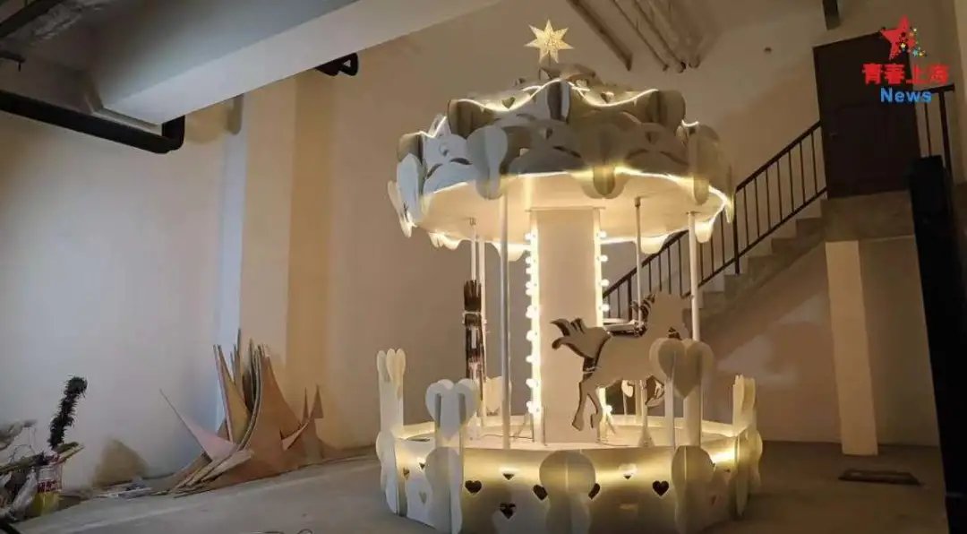 孩子|太梦幻了！上海这位爸爸给孩子亲手造了一座旋转木马！能亮灯还能坐上去转