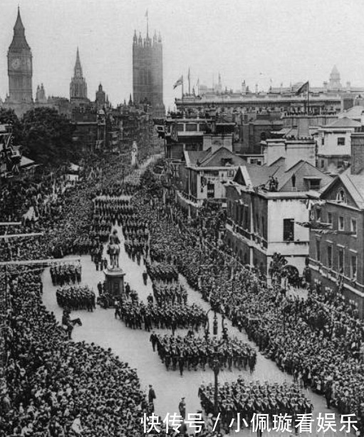 德意志|凡尔赛和约签订现场:德意志被打入地狱,法国人民载歌载舞