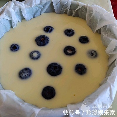 媲美|无需打发就能做出媲美芝士蛋糕的爆浆蓝莓酸奶蛋糕